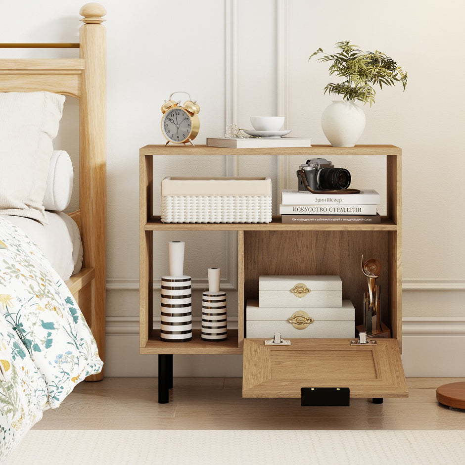 Boho – Rottan Nattduksbord Accent Sidobord med Förvaringsfack Skåp och Metallben Rustikal – Natur