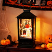 Halloween – dekoration gatlykta med färgade LED lampor, musik och snöeffekt – 6 155 cm – Svart