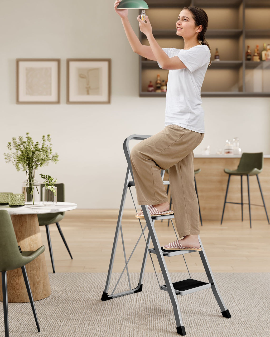 Trapladder – met 4 treden – draagvermogen tot 150 kg – duifgrijs