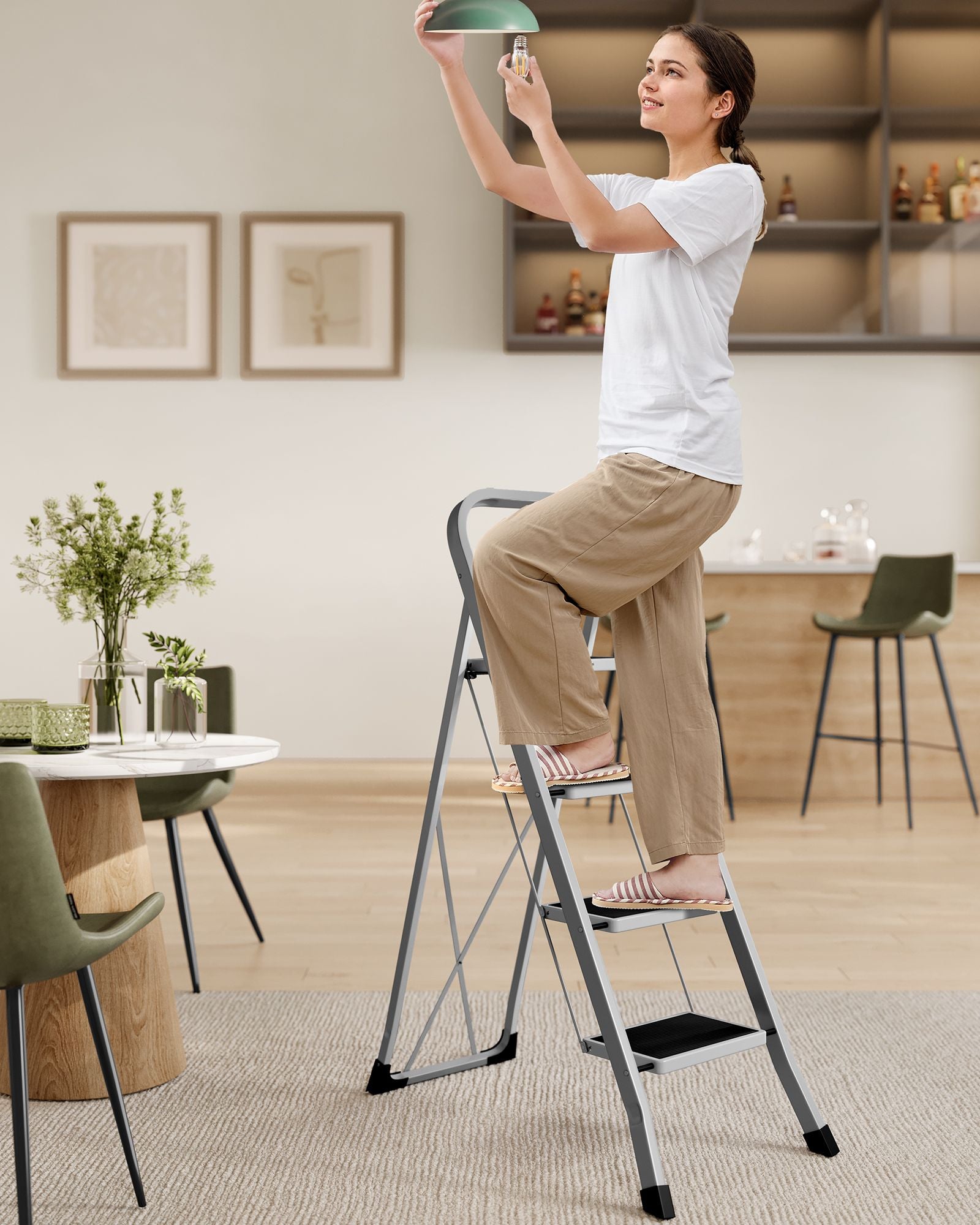 Trapladder – met 4 treden – draagvermogen tot 150 kg – duifgrijs