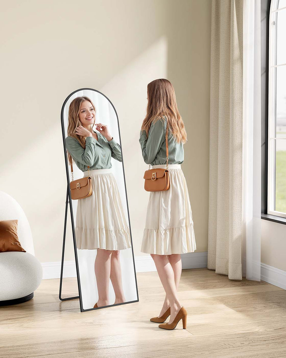 Gebogen spiegel – op ware grootte – inktzwart