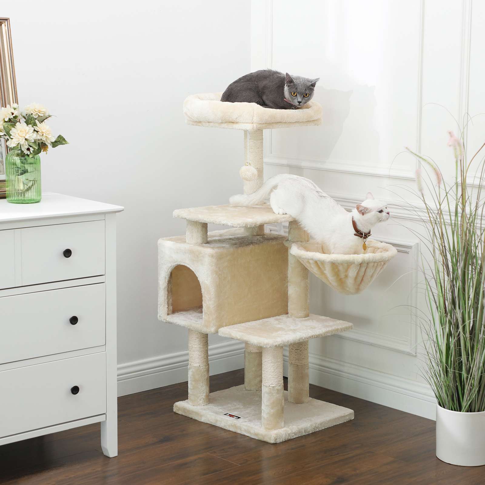 Krabpaal – met ligbed en klimelementen – beige