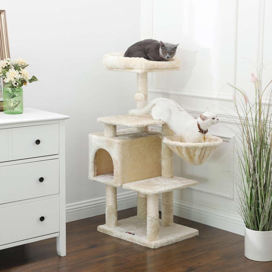 Krabpaal – met ligbed en klimelementen – beige