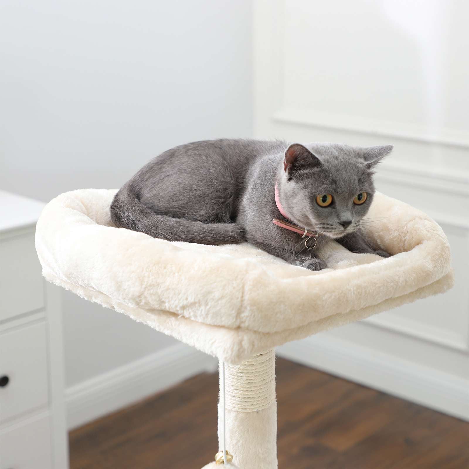 Krabpaal – met ligbed en klimelementen – beige