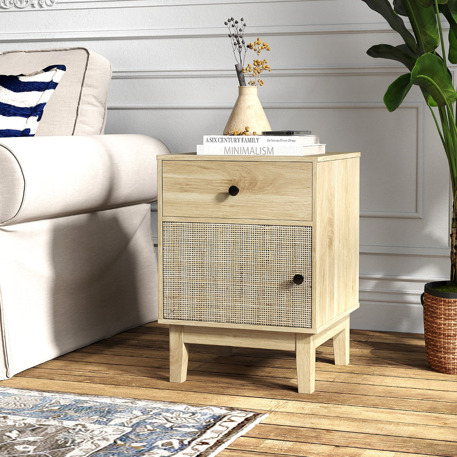 Rattan – nattduksbord med låda och skåp, i boho stil, sidobord i – . – Natur + vit