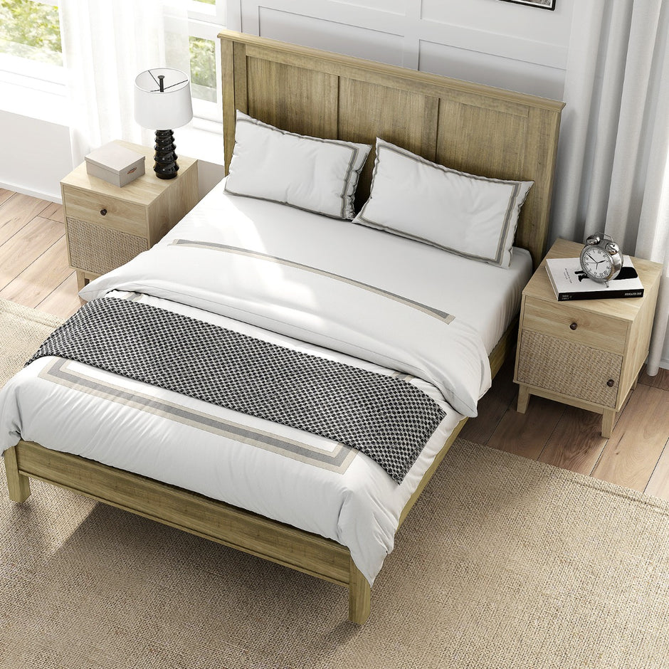 Rattan – nattduksbord med låda och skåp, i boho stil, sidobord i – . – Natur + vit