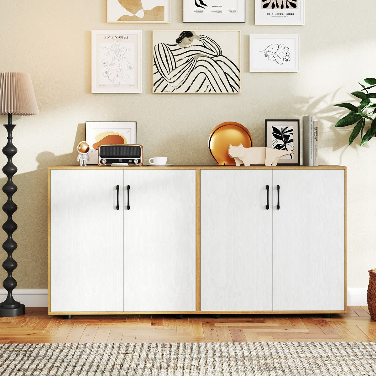 Skåp – med dörrar och justerbar hylla, sidobord, i – . – Natur
